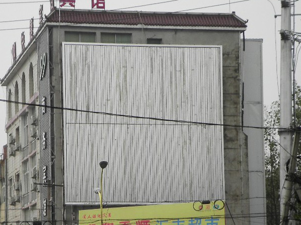 三面翻廣告機(jī)的抗風(fēng)能力